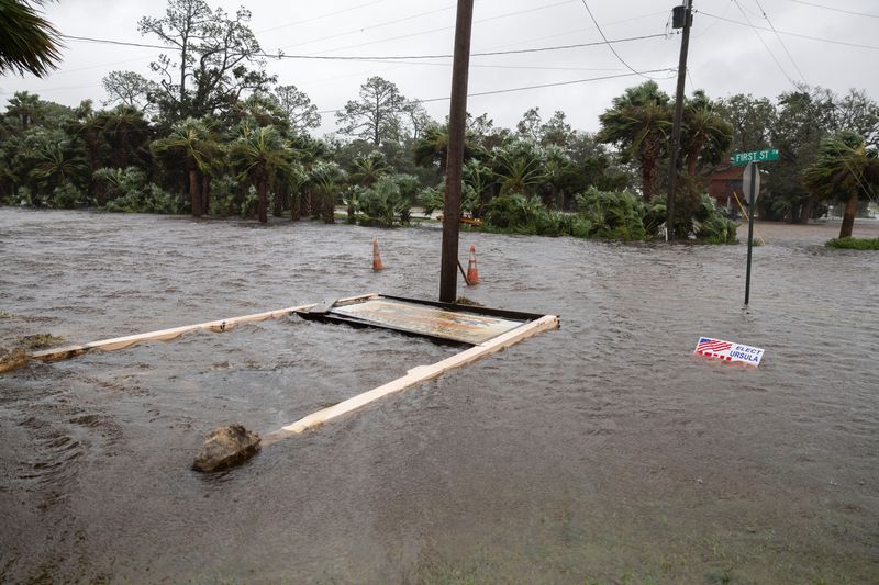 © Reuters. A fallen sign lies in a flooded street, while Hurricane Debby affects the gulf coast in Steinhatchee, Florida, U.S., August 5, 2024. REUTERS/Ricardo Arduengo