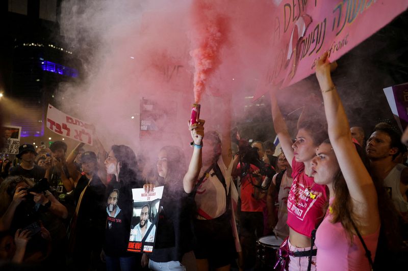 © Reuters. FILE PHOTO: Demonstrators take part in a protest against Israeli Prime Minister Benjamin Netanyahu's government and calling for the release of hostages in Gaza, amid the Israel-Hamas conflict, in Tel Aviv, Israel, July 27, 2024. REUTERS/Ricardo Moraes/File Photo