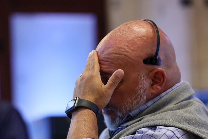 © Reuters. FILE PHOTO: A trader works on the floor at the New York Stock Exchange (NYSE) in New York City, U.S., June 14, 2024.  REUTERS/Brendan McDermid/File Photo