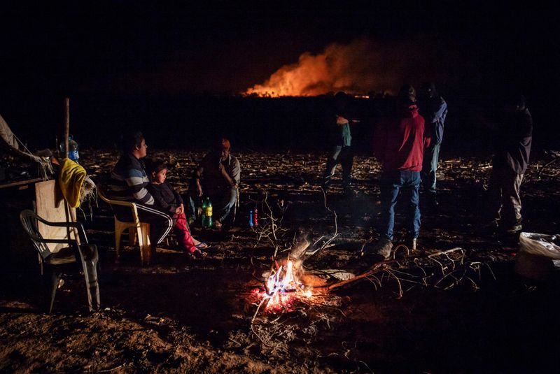 © Reuters. Guarani-Kaiowa Indigenous people, who are reclaiming land, stand in a camp during a conflict with men backed by farmers in trucks and tractors in Douradina district, state of Mato Grosso do Sul, Brazil August 3, 2024. REUTERS/Gabriel Schlickmann