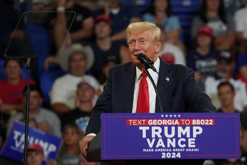 © Reuters. Republican presidential nominee and former U.S. President Donald Trump speaks during a campaign rally held along his running mate Senator JD Vance, in Atlanta, Georgia, U.S., August 3, 2024.  REUTERS/Megan Varner