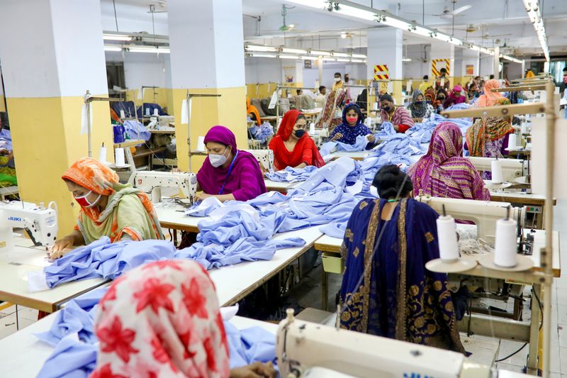 &copy; Reuters. FILE PHOTO: Women work in a garment factory in Dhaka, Bangladesh, May 3, 2020. REUTERS/Mohammad Ponir Hossain/File Photo