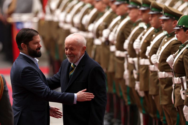 &copy; Reuters. Lula e Boric se cumprimentam em Santiagon05/08/2024nREUTERS/Ivan Alvarado