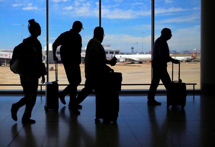 © Reuters. Passengers walk with their luggage towards departure gates at Sydney International Airport in Australia, October 25, 2017. REUTERS/Steven Saphore/File Photo