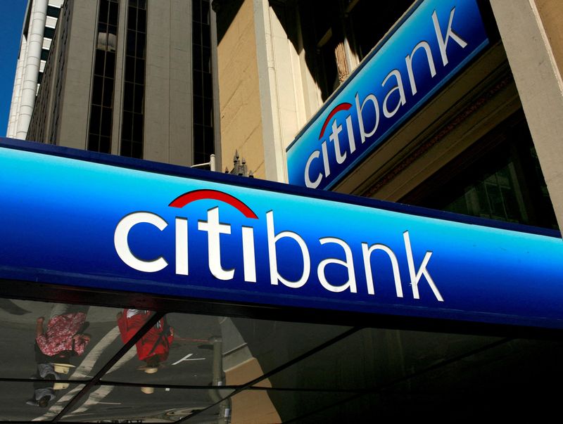 © Reuters. FILE PHOTO: FILE PHOTO: People walk beneath a Citibank branch logo in the financial district of San Francisco, California July 17, 2009. REUTERS/Robert Galbraith/File Photo