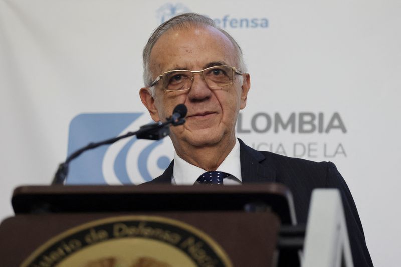 © Reuters. Colombian Defense Minister Ivan Velasquez looks on during a press conference at the Colombian Ministry of National Defense, in Bogota, Colombia May 21, 2024. REUTERS/Luisa Gonzalez/File Photo