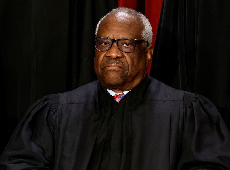 © Reuters. FILE PHOTO: U.S. Supreme Court Associate Justice Clarence Thomas poses during a group portrait at the Supreme Court in Washington, U.S., October 7, 2022. REUTERS/Evelyn Hockstein/File Photo