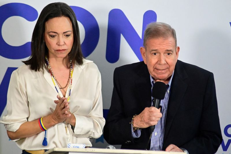 &copy; Reuters. O candidato presidencial da oposição, Edmundo González, ao lado da líder da oposição venezuelana, Maria Corina Machado, durante coletiva de imprensa após o anúncio do Conselho Nacional Eleitoral de que o presidente da Venezuela, Nicolás Maduro, v