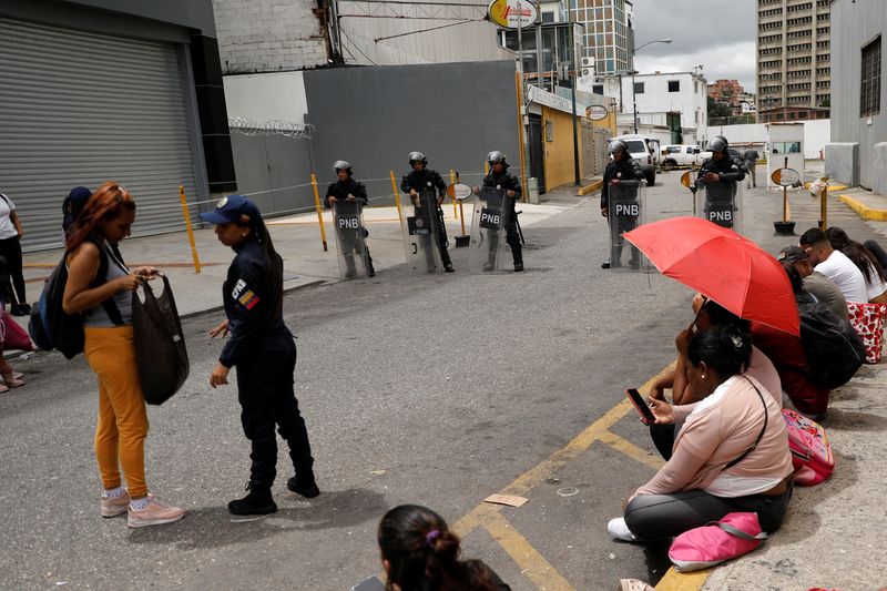 © Reuters. Relatives of people detained during protests in Venezuela over the country's contested presidential election wait for news about their loved ones outside a police station, in Caracas, Venezuela, August 5, 2024. REUTERS/Leonardo Fernandez Viloria