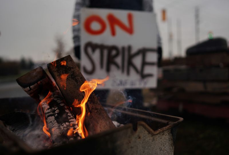 © Reuters. FILE PHOTO: A Teamsters Canada union worker pickets at the Canadian National Railway at the CN Rail Brampton Intermodal Terminal after both parties failed to resolve contract issues, in Brampton, Ontario, Canada November 19, 2019.  REUTERS/Mark Blinch/File Photo