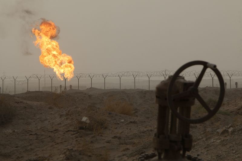 © Reuters. FILE PHOTO: Flames emerge from a pipeline at the oil fields in Basra, southeast of Baghdad, September 30, 2016. REUTERS/Essam Al-Sudani/File Photo