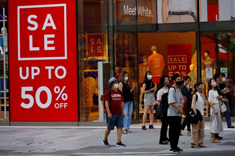 © Reuters. FILE PHOTO: People wait for change of traffic sign in front of a shop at Ginza shopping district in Tokyo, Japan, May 28, 2022. REUTERS/Kim Kyung-Hoon/File Photo