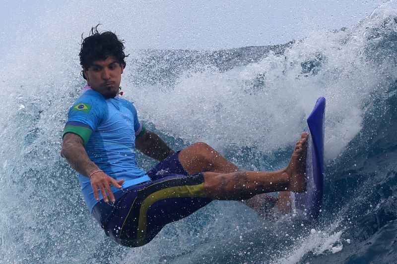 &copy; Reuters. Surfista Gabriel Medina em ação durante a disputa do bronze em Teahupo'o, no Taitin05/08/2024nREUTERS/Carlos Barria