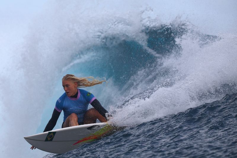 &copy; Reuters. Tatiana Weston-Webb na disputa da final do surfe nos Jogos Olímpicos de Parisn05/08/2024nREUTERS/Carlos Barria