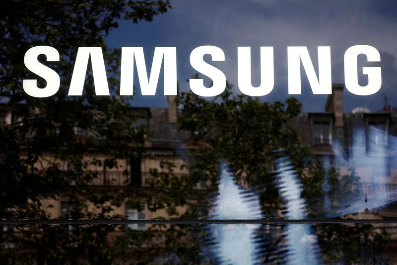 &copy; Reuters. FILE PHOTO: The Samsung logo is pictured on the Champs-Elysees avenue in Paris, France, April 29, 2024. REUTERS/Benoit Tessier/File Photo