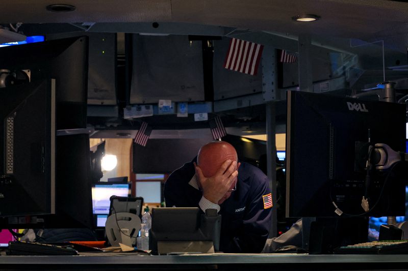 © Reuters. FILE PHOTO: A specialist traders works at his post on the floor at the New York Stock Exchange (NYSE) in New York City, U.S., June 12, 2024.  REUTERS/Brendan McDermid/File Photo