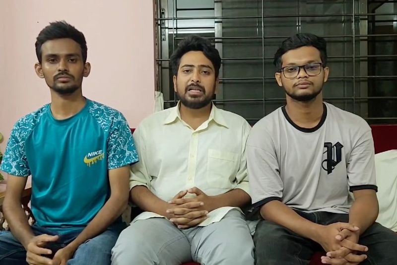 © Reuters. FILE PHOTO: Asif Mahmud, Nahid Islam, and Abu Bakar Majumder, student leaders who spearheaded a movement against job quotas that turned into a call for Prime Minister Sheikh Hasina to resign, issue a statement in Dhaka, Bangladesh,  in this screengrab from a social media video released on August 6, 2024. Asif Mahmud Via Facebook/via REUTERS/File Photo