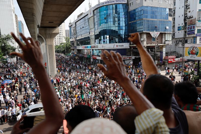 &copy; Reuters. FILE PHOTO: People wave hands as they celebrate the resignation of Prime Minister Sheikh Hasina in Dhaka, Bangladesh, August 5, 2024. REUTERS/Mohammad Ponir Hossain/File Photo