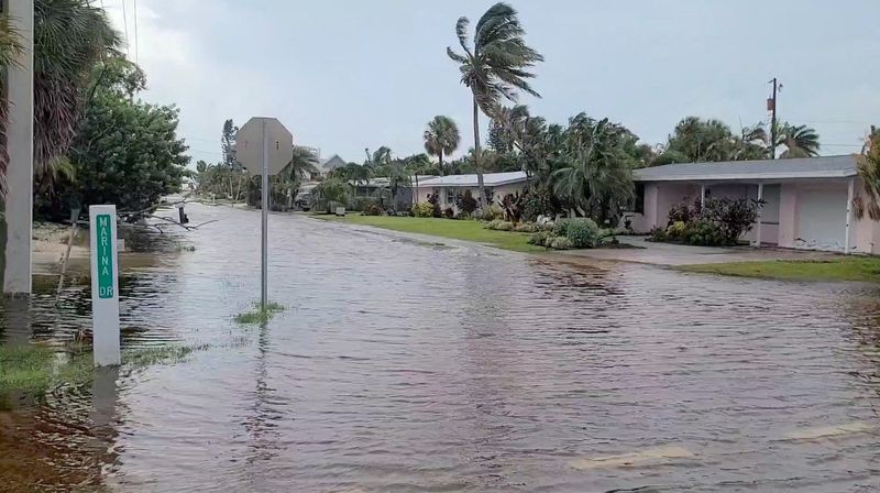 © Reuters. A view of a flooded street due to storm Debby, which made landfall as a hurricane before being downgraded to a tropical storm, in Holmes Beach, Florida, U.S., August 5, 2024, in this screen grab obtained from a social media video. @ErnieVanderwalt via X/via REUTERS