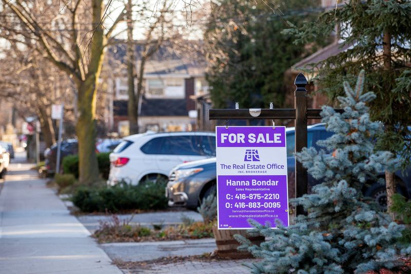 © Reuters. FILE PHOTO: A for sale sign is displayed outside a home in Toronto, Ontario in Toronto, Ontario, Canada December 13, 2021.  REUTERS/Carlos Osorio/File Photo