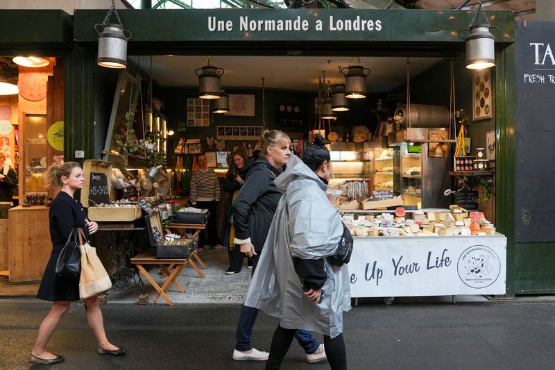 © Reuters. People walk past food stands and market stalls in a Borough Market in London, Britain May 22, 2024. REUTERS/Maja Smiejkowska/ File Photo