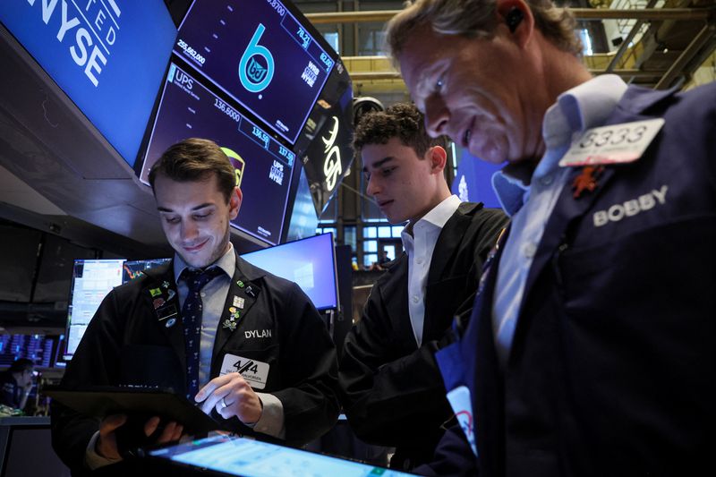 &copy; Reuters. FILE PHOTO: Traders work on the floor at the New York Stock Exchange (NYSE) in New York City, U.S., June 24, 2024.  REUTERS/Brendan McDermid/File Photo