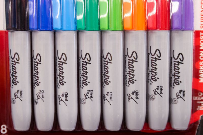 © Reuters. FILE PHOTO: Sharpie markers owned by Newell Brands are seen for sale in a store in Manhattan, New York City, U.S., February 7, 2022. REUTERS/Andrew Kelly/File Photo