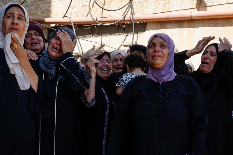 © Reuters. Mourners react during the funeral of three Palestinians, who were killed in an Israeli raid, in Aqaba near Tubas, in the Israeli-occupied West Bank, August 6, 2024. REUTERS/Raneen Sawafta