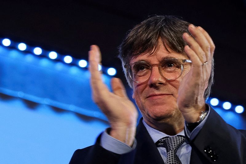 © Reuters. FILE PHOTO: Exiled Catalan separatist leader and Junts Per Catalunya (Together for Catalonia) party candidate Carles Puigdemont applauds on the day of Catalonia's regional elections, in the French town of Argeles-sur-Mer, France, May 12, 2024. REUTERS/Bruna Casas/File Photo