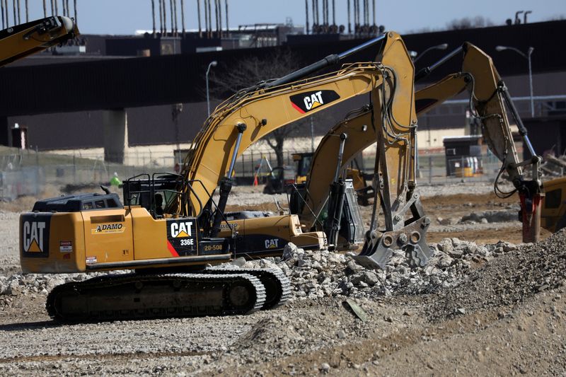 © Reuters. Caterpillar machinery is pictured working on Caterpillar property in Chillicothe, Illinois, U.S. March 19, 2017.   REUTERS/Carlo Allegri/File Photo