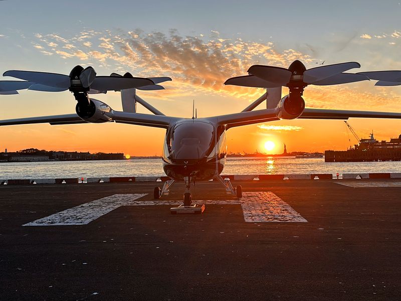 &copy; Reuters. An electric air taxi by Joby Aviation sits at the Downtown Manhattan Heliport in Manhattan, New York City, U.S., November 12, 2023. REUTERS/Roselle Chen/ File Photo