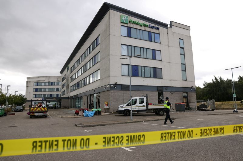 © Reuters. A police officer walks outside the Holiday Inn Express hotel after rioters attacked the building in Rotherham, Britain, August 5, 2024. The government had said it was being used by asylum seekers. REUTERS/Hollie Adams