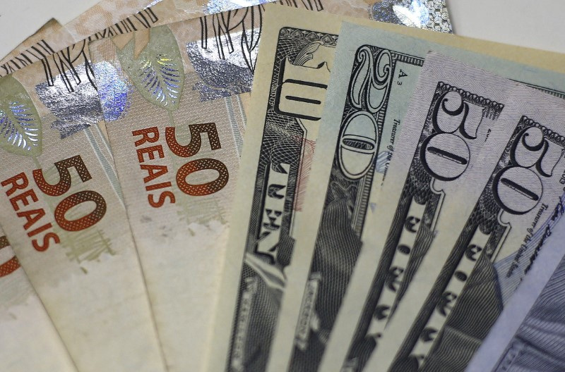&copy; Reuters. Notas de reais e dólares em uma corretora de câmbio no Rio de Janeiron10/09/2015nREUTERS/Ricardo Moraes/Arquivo