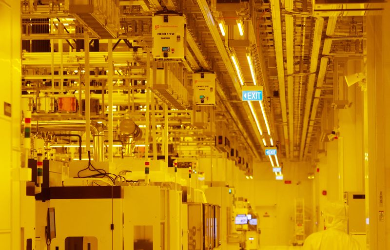 &copy; Reuters. A view of an automated transport system in the clean room of U.S. chipmaker GlobalFoundries' new fabrication plant in Singapore September 12, 2023. REUTERS/Edgar Su/ File Photo