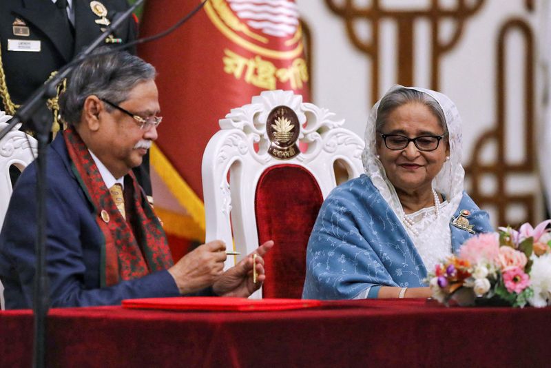 © Reuters. FILE PHOTO: Bangladeshi President Mohammed Shahabuddin administers Prime Minister Sheikh Hasina's oath-taking ceremony as the country's Prime Minister in Dhaka, Bangladesh, January 11, 2024. REUTERS/Mohammad Ponir Hossain/File Photo