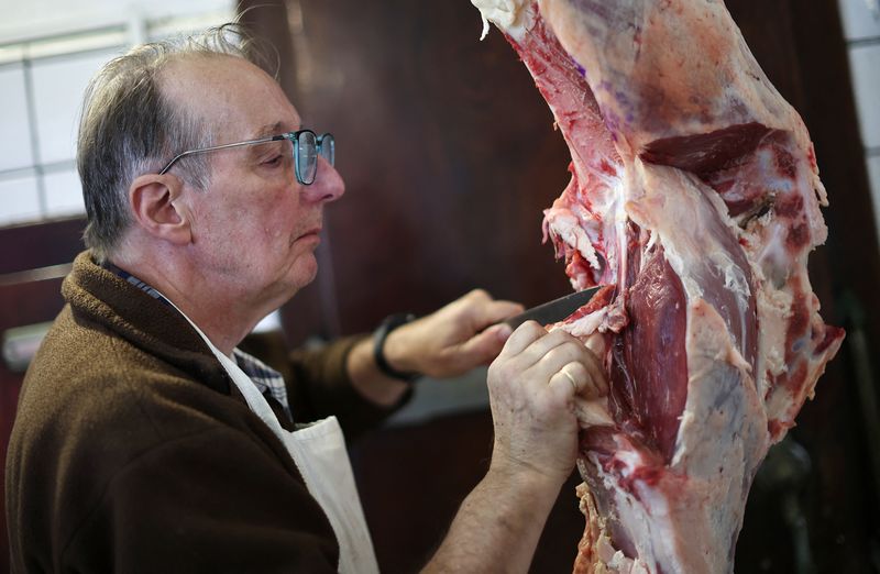 &copy; Reuters. Açougueiro corta carne em seu açougue em Buenos Airesn10/06/2024 REUTERS/Agustín Marcarian