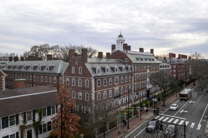 © Reuters. FILE PHOTO: A view of Harvard campus on John F. Kennedy Street at Harvard University is pictured in Cambridge, Massachusetts, U.S., December 7, 2023 as leaders of various universities come under fire from their schools' Jewish communities for their handling of clashes between pro-Israel and pro-Palestinian contingents since Hamas' October 7 attack on Israel.  REUTERS/Faith Ninivaggi/File Photo