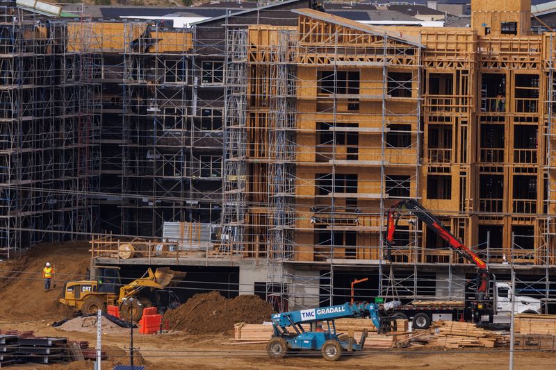 © Reuters. Construction workers build multifamily housing in San Diego, California, U.S., January 13, 2023.   REUTERS/Mike Blake/File Photo