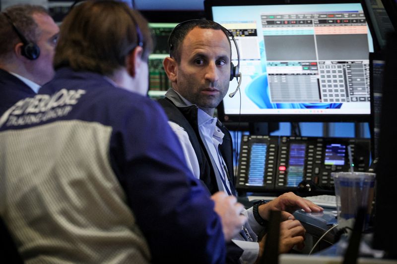 &copy; Reuters. FILE PHOTO: Traders work on the floor at the New York Stock Exchange (NYSE) in New York City, U.S., June 24, 2024.  REUTERS/Brendan McDermid/File Photo