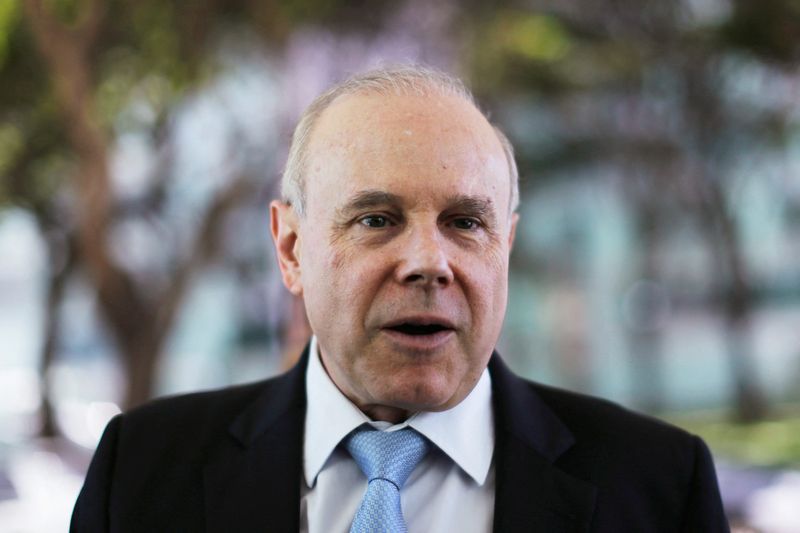 © Reuters. FILE PHOTO: Brazil's Finance Minister Guido Mantega arrives at the Ministry of Finance in Brasilia December 4, 2014. REUTERS/Ueslei Marcelino/File Photo