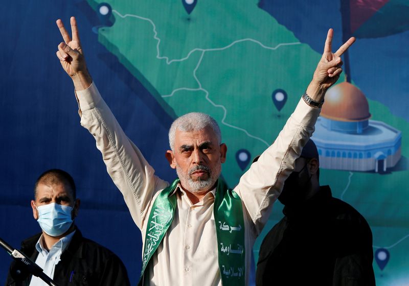 © Reuters. FILE PHOTO: Hamas Gaza Chief Yehya Al-Sinwar gestures during an anti-Israel rally in Gaza City, May 24, 2021. REUTERS/Mohammed Salem/File Photo