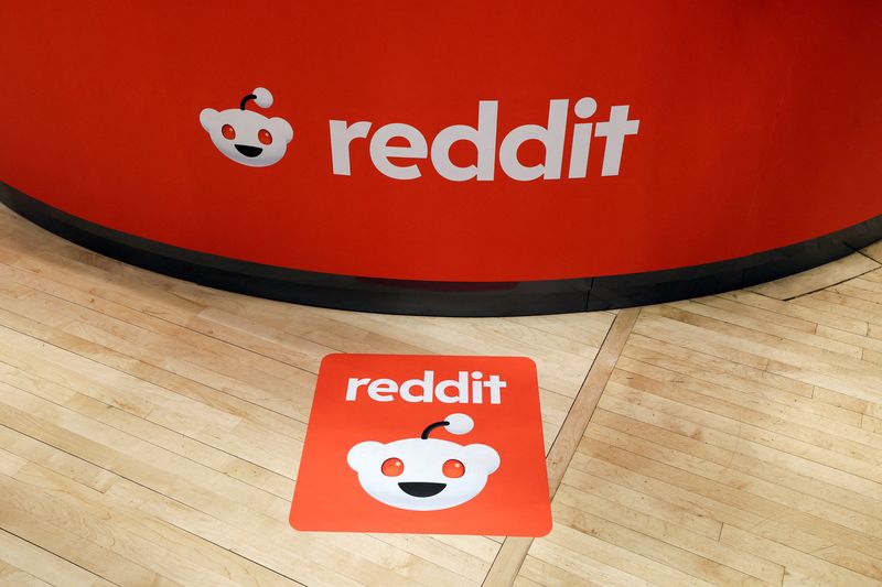 © رويترز.  صورة الملف: يتم عرض شعار Reddit في بورصة نيويورك (NYSE) في مدينة نيويورك، الولايات المتحدة، 21 مارس 2024. رويترز / بريندان ماكديرميد / صورة الملف