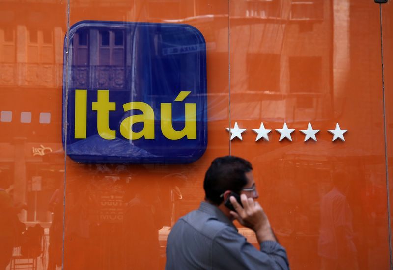 &copy; Reuters. FILE PHOTO: A man walks past an Itau Unibanco logo in Rio de Janeiro, Brazil September 6, 2017. REUTERS/Pilar Olivares/File Photo