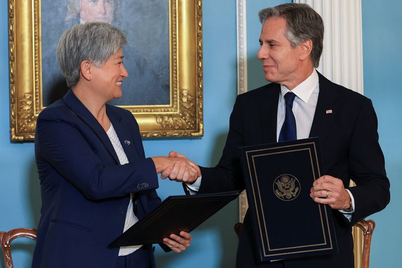 © Reuters. Australian Foreign Minister Penny Wong and U.S. Secretary of State Antony Blinken shake hands, during the 2024 Australia-U.S. Ministerial Consultations (AUSMIN) at the State Department in Washington, U.S., August 5, 2024. REUTERS/Kevin Mohatt