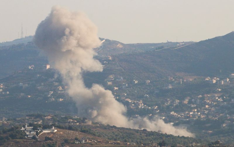 &copy; Reuters. Fumaça sobe de Kfar Kila, em meio às hostilidades transfronteiriças entre o Hezbollah e as forças israelenses, conforme fotografado de Marjayoun, perto da fronteira com Israeln06/08/2024nREUTERS/Karamallah Daher