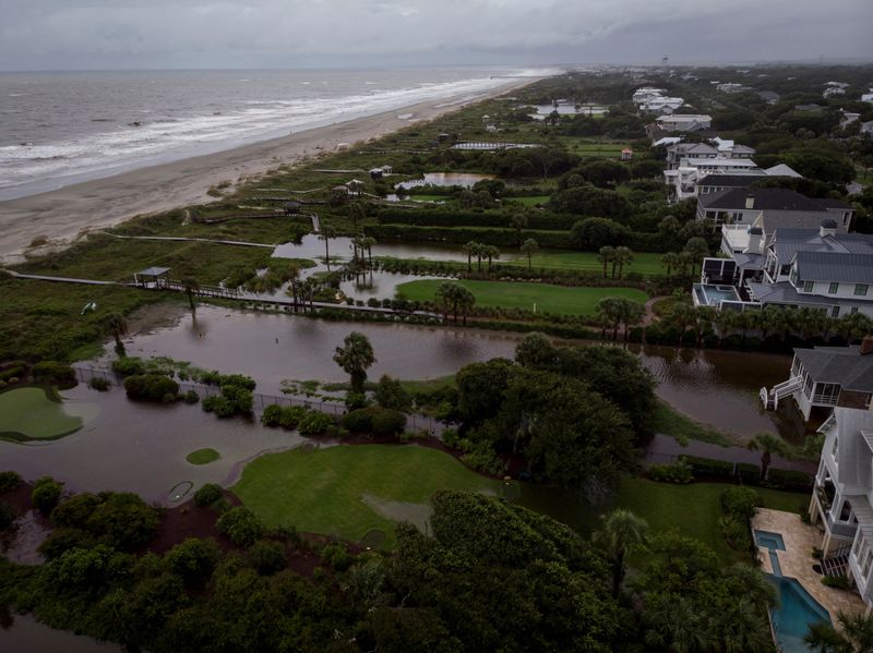 © Reuters. View of flooded beachfront houses yards as Tropical Storm Debby moves off Georgia to the North Atlantic, in Isle of Palms, South Carolina, U.S., August 6, 2024. REUTERS/Marco Bello