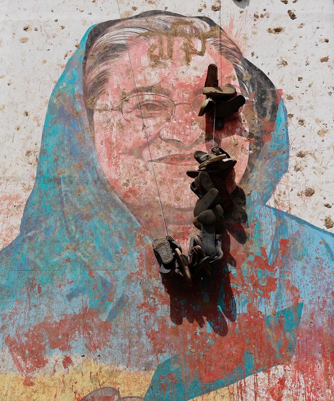 © Reuters. View of a mural of Bangladesh Prime Minister Sheikh Hasina vandalised by protesters, a day after her resignation, in Dhaka, Bangladesh, August 6, 2024. REUTERS/Mohammad Ponir Hossain