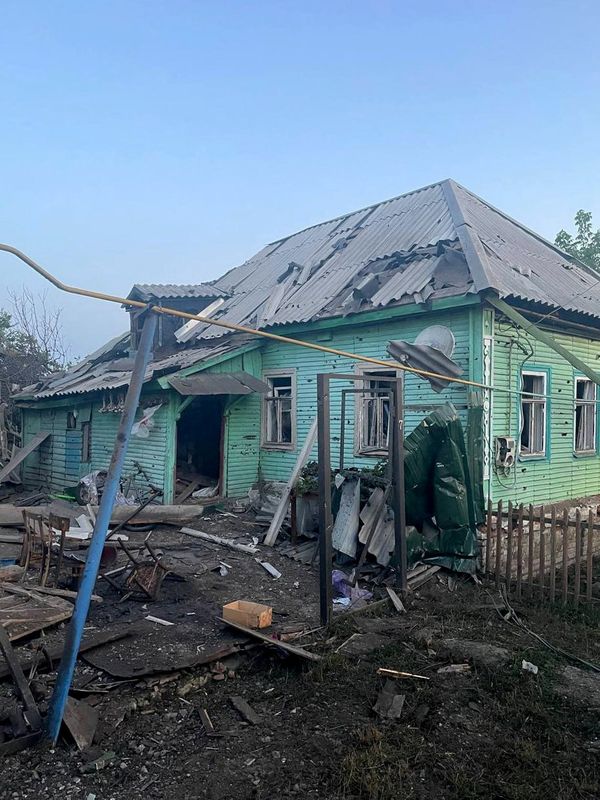 © Reuters. A view shows a damaged house following what local authorities called a Ukrainian military strike, in the course of the Russia-Ukraine conflict in the town of Sudzha in the Kursk Region, Russia, in this handout image released August 6, 2024. Acting Governor of Kursk Region Alexei Smirnov via Telegram/Handout via REUTERS