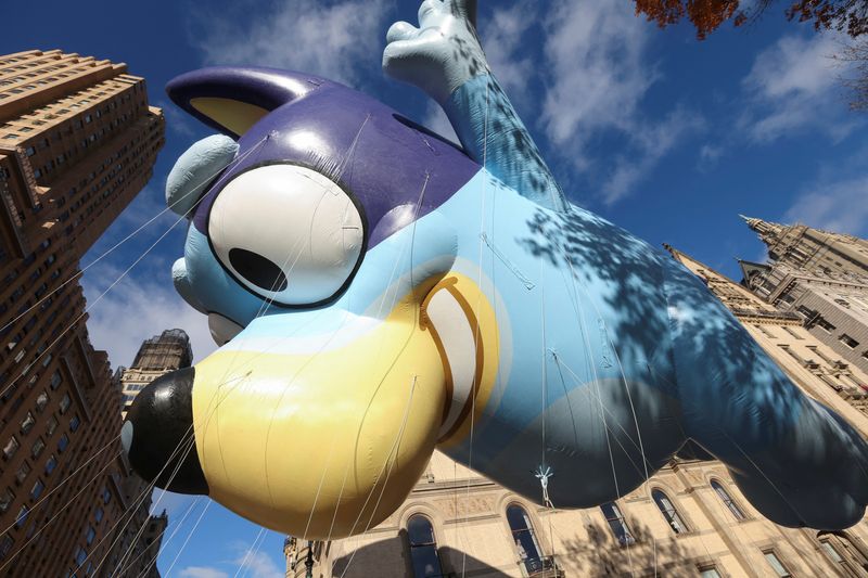 © Reuters. FILE PHOTO: Bluey balloon flies during the 97th Macy's Thanksgiving Day Parade in Manhattan, New York City, U.S., November 23, 2023. REUTERS/Mike Segar/File Photo