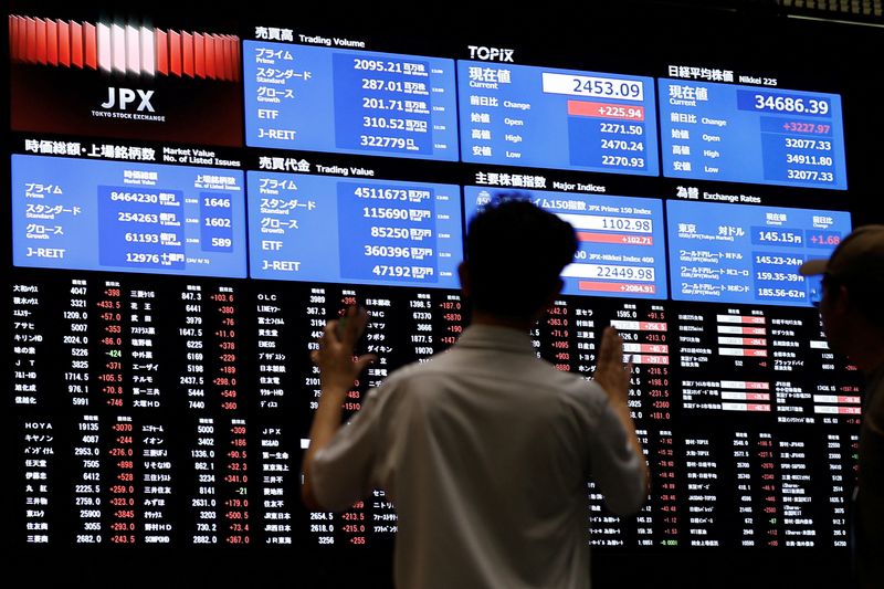 &copy; Reuters. Media members observe the stock quotation board at the Tokyo Stock Exchange in Tokyo, Japan, August 6, 2024. REUTERS/Willy Kurniawan